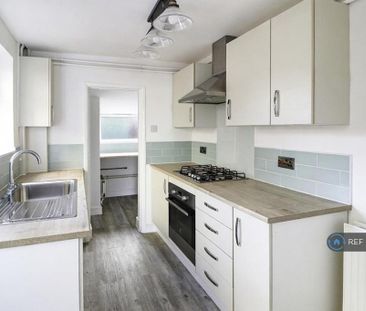 2 bedroom semi-detached house to rent - Photo 5