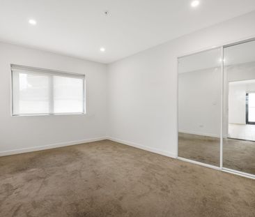 Modern Two Bedroom Apartment with Water Views - Photo 3