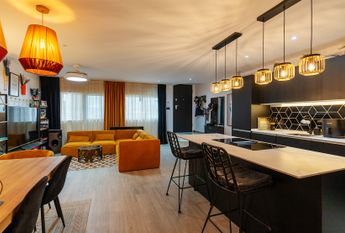 Bright and Cozy 2-Bedroom Apartment with Modern Renovation