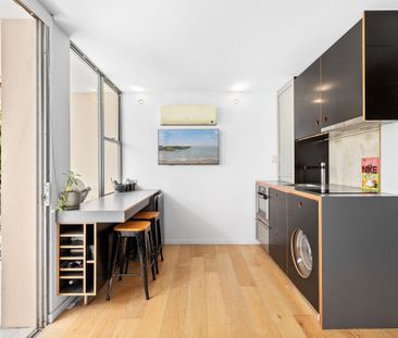 Stunningly Smart Renovated Party Furnished Studio -6 month lease only - Photo 4