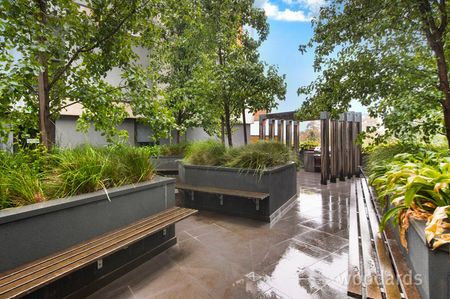 Style Meets Convenience: Two Bed Near Swinburne - Photo 2