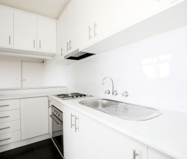 Live in the heart of Essendon - Photo 2