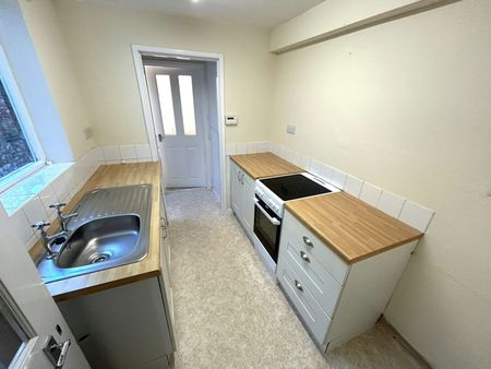 Terraced House to rent on - Photo 5
