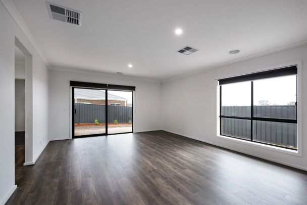 Modern home, offering comfortable living with low maintenance - Photo 1