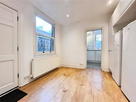 4 bedroom semi-detached house to rent - Photo 2