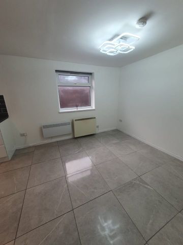 2 Bed Flat, Towngreen Court, M8 - Photo 2