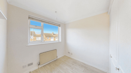 Hutton, Brentwood, CM13 - Photo 3