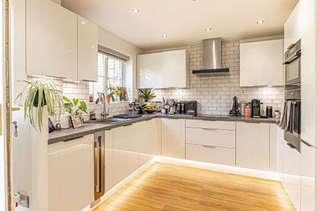 4 bedroom detached house to rent - Photo 2