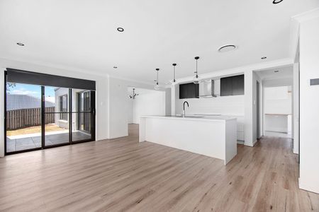 Stunning Modern 6 Bedroom Home in Coomera Waters with Pool - Photo 4
