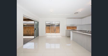 4 Bedroom Beauty! - Photo 2