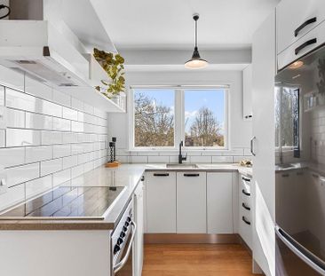 Sunny renovated 2bed apartmt - carport&whiteware - Photo 1