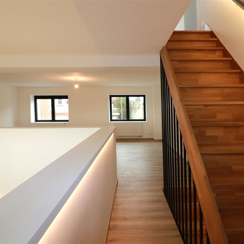Architecturaal plaatje met 4 slpk., garage en riant terras - Photo 1
