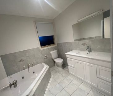 Spacious Three Bedroom Unit - Photo 5