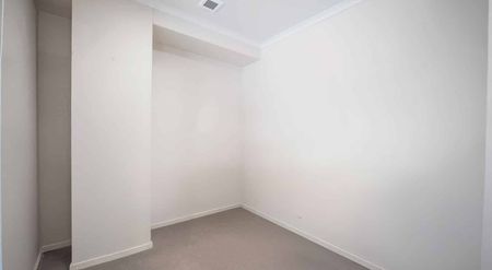 Centrally located 3 bedroom apartment available now - Photo 4