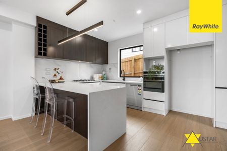 Elegant Three-Level Townhouse with Stunning Views in West Harbour - Photo 5