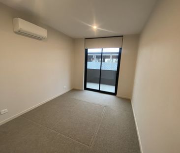 Stylish 2 Bedroom Apartment-Very close to train. - Photo 2