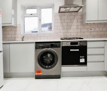 3 bedroom end of terrace house to rent - Photo 2