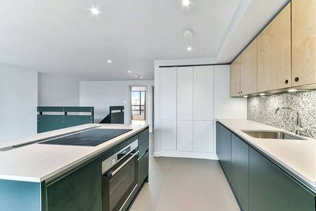 The rental price is based on a 12 month contract with one month free rent applied as credit in the 2nd month of your tenancy. The price without any offer is £2,970.00 PCM. - Photo 2