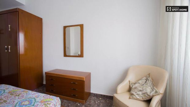 Room in a shared 6-bedroom apartment for rent in Mont-Olivet, bills included - Foto 1
