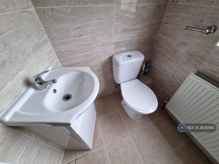 1 bedroom in a house share to rent - Photo 4