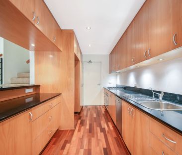 SPACIOUS MODERN TOWNHOUSE - Photo 2