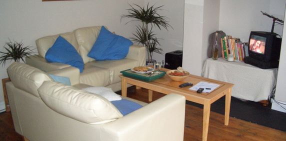 2 Bedroom Terraced House - Photo 2