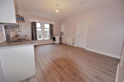 2 bedroom Flat in Springwood Road Flat 10, Leeds - Photo 3