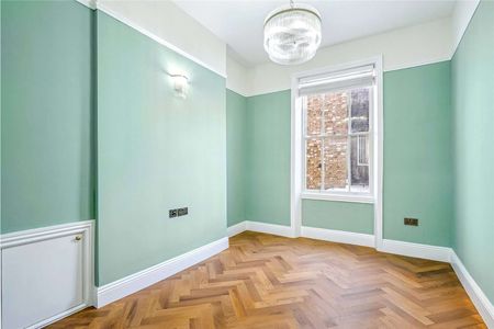 A five bedroom Georgian house totally refurbished throughout and presented in immaculate condition. - Photo 4