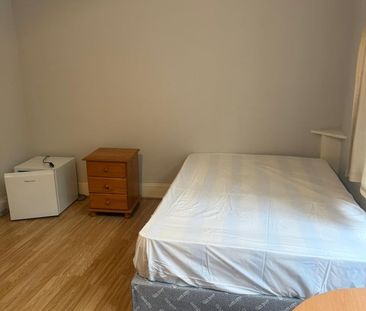 Room in a Shared Flat, Chiswick High Road, W4 - Photo 2