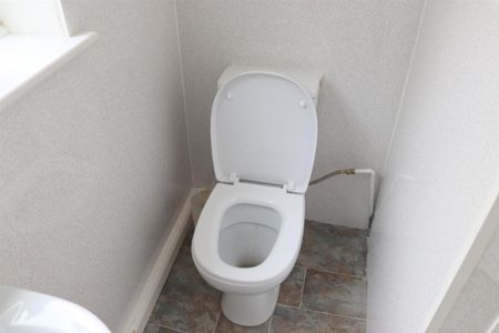 2 bedroom end of terrace house to rent - Photo 5