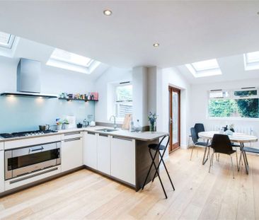 A charming and beautifully presented family home in central Chiswick - Photo 2