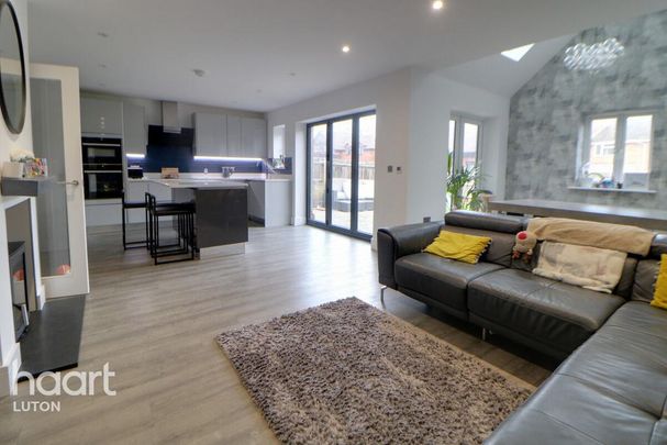 4 bedroom detached house to rent - Photo 1