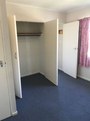 Charming 3BR Home with Garden & Deck! - Photo 2