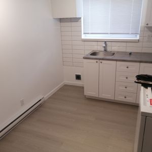 ST LEONARD: STUDIO 2 ½ RÉNOVÉ, BIJOU, 4 - Photo 2