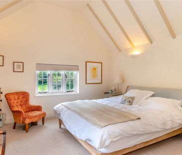 Character family home in a village setting - Photo 4