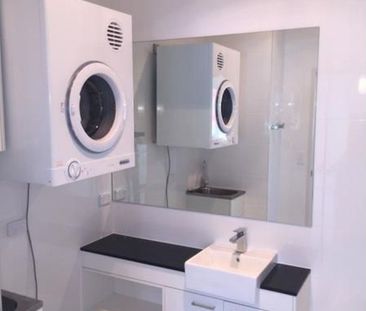 Modern Apartment with Stunning Views – Sky Gardens Building - Photo 1