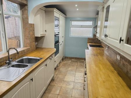 3 bedroom semi-detached house to rent - Photo 4