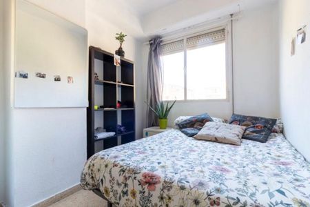 Plaza Honduras, Valencia, Valencian Community 46022 - Photo 5