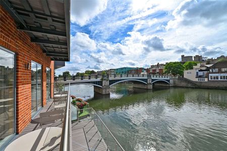 Superb furnished apartment in outstanding riverfront location with views to Windsor Castle over the River Thames. - Photo 3