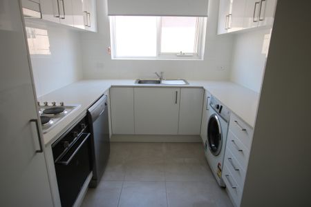 Clean and fresh 2 bedroom apartment in the heart of Coburg. - Photo 4