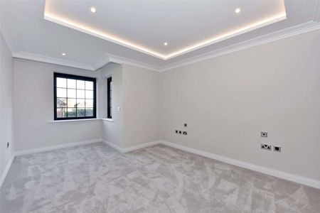 An exclusive, luxury apartment located on one of Beaconsfield's premier roads within easy reach of Beaconsfield New Town and station - Photo 2