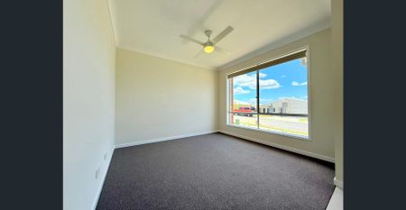 Spacious 4‑Bedroom Family Home with Double Garage – Close to Bethania Station! - Photo 2