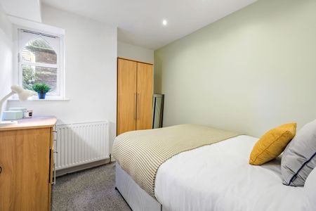 40 HYDE TERRACE Leeds - LS2 9LN - Photo 2