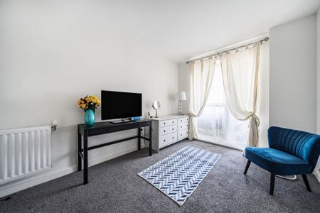 Flat to rent - Bowen Drive, London, SE7 - Photo 4