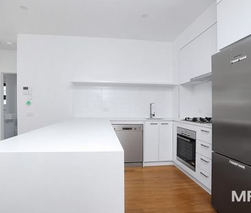 Modern and parkside location with whitegoods included - Photo 4