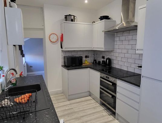 Room 3, St. Marys Road, Doncaster - Photo 1