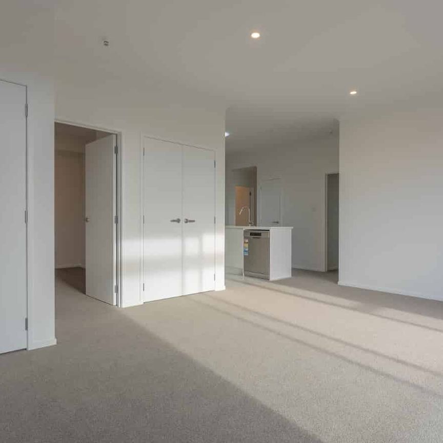 Scotts Point Stunner! - Photo 1