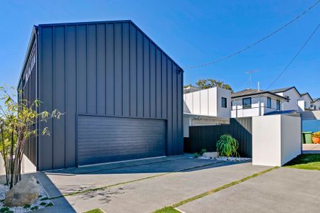 Luxurious Top Floor Unit with Terrace, Ocean Views. Water and Electricity Included! - Photo 5