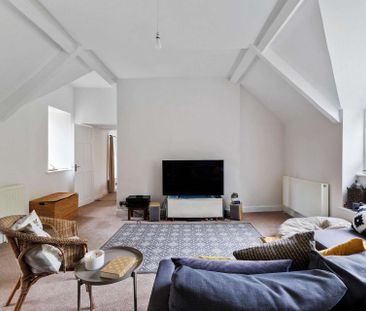 Recently refurbished three bed house with large private garden - Photo 1