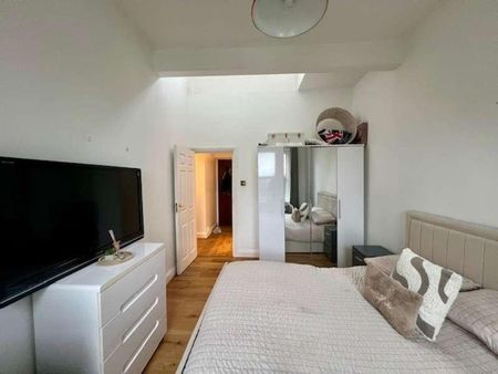 Church Gardens Court, Waltham Abbey, EN9 - Photo 4